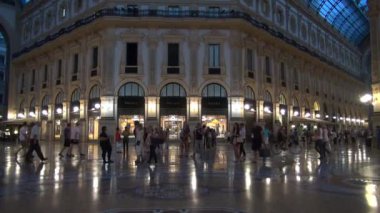 Milan, İtalya - 22 Mayıs: Galleria Vittorio Emanuele II yukarıda da görüleceği Milan'da benzersiz görünümü. 1875 yılında inşa bu gallery, Milan.50fps, gerçek zamanlı olarak en popüler alışveriş bölgelerine biridir