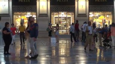 Milan, İtalya - 22 Mayıs: Galleria Vittorio Emanuele II yukarıda da görüleceği Milan'da benzersiz görünümü. 1875 yılında inşa bu gallery, Milan.50fps, gerçek zamanlı olarak en popüler alışveriş bölgelerine biridir