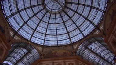 Milan, İtalya - 22 Mayıs: Galleria Vittorio Emanuele II yukarıda da görüleceği Milan'da benzersiz görünümü. 1875 yılında inşa bu gallery, Milan.50fps, gerçek zamanlı olarak en popüler alışveriş bölgelerine biridir