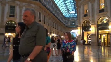 Milan, İtalya - 22 Mayıs: Galleria Vittorio Emanuele II yukarıda da görüleceği Milan'da benzersiz görünümü. 1875 yılında inşa bu gallery, Milan.50fps, gerçek zamanlı olarak en popüler alışveriş bölgelerine biridir