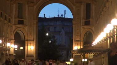 Milan, İtalya - 22 Mayıs: Galleria Vittorio Emanuele II yukarıda da görüleceği Milan'da benzersiz görünümü. 1875 yılında inşa bu gallery, Milan.50fps, gerçek zamanlı olarak en popüler alışveriş bölgelerine biridir