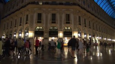 Milan, İtalya - 21 Mayıs: Galleria Vittorio Emanuele II yukarıda da görüleceği Milan'da benzersiz görünümü. 1875 yılında inşa bu gallery, Milan.50fps, gerçek zamanlı olarak en popüler alışveriş bölgelerine biridir