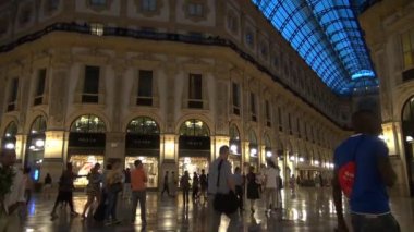 Milan, İtalya - 21 Mayıs: Galleria Vittorio Emanuele II yukarıda da görüleceği Milan'da benzersiz görünümü. 1875 yılında inşa bu gallery, Milan.50fps, gerçek zamanlı olarak en popüler alışveriş bölgelerine biridir