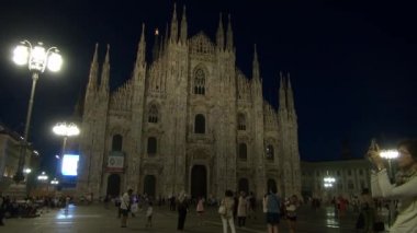 Milan, İtalya-2016 yaklaşık: gece Piazza Duomo Milan, İtalya, 50 kare/sn, gerçek zamanlı