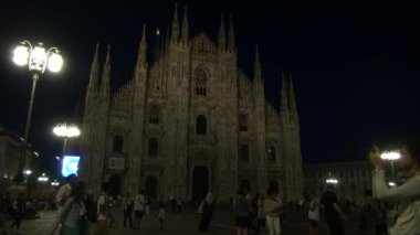 Milan, İtalya-2016 yaklaşık: gece Piazza Duomo Milan, İtalya, 50 kare/sn, gerçek zamanlı
