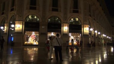 Milan, İtalya - 21 Mayıs: Galleria Vittorio Emanuele II yukarıda da görüleceği Milan'da benzersiz görünümü. 1875 yılında inşa bu gallery, Milan.50fps, gerçek zamanlı olarak en popüler alışveriş bölgelerine biridir