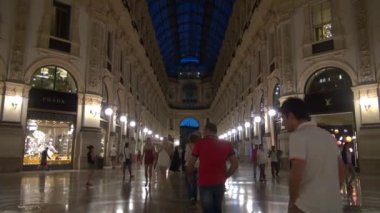 Milan, İtalya - 21 Mayıs: Galleria Vittorio Emanuele II yukarıda da görüleceği Milan'da benzersiz görünümü. 1875 yılında inşa bu gallery, Milan.50fps, gerçek zamanlı olarak en popüler alışveriş bölgelerine biridir