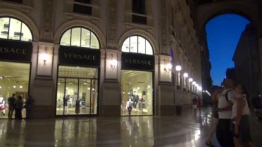 Milan, İtalya - 21 Mayıs: Galleria Vittorio Emanuele II yukarıda da görüleceği Milan'da benzersiz görünümü. 1875 yılında inşa bu gallery, Milan.50fps, gerçek zamanlı olarak en popüler alışveriş bölgelerine biridir