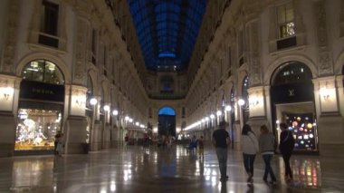 Milan, İtalya - 21 Mayıs: Galleria Vittorio Emanuele II yukarıda da görüleceği Milan'da benzersiz görünümü. 1875 yılında inşa bu gallery, Milan.50fps, gerçek zamanlı olarak en popüler alışveriş bölgelerine biridir