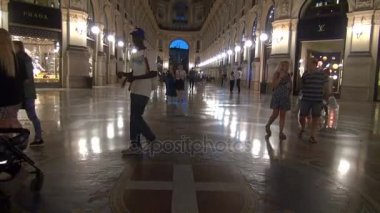 Milan, İtalya - 21 Mayıs: Galleria Vittorio Emanuele II yukarıda da görüleceği Milan'da benzersiz görünümü. 1875 yılında inşa bu gallery, Milan.50fps, gerçek zamanlı olarak en popüler alışveriş bölgelerine biridir