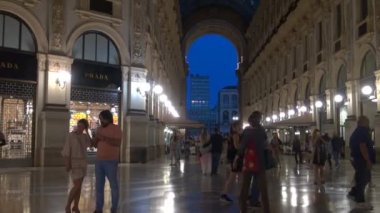 Milan, İtalya - 21 Mayıs: Galleria Vittorio Emanuele II yukarıda da görüleceği Milan'da benzersiz görünümü. 1875 yılında inşa bu gallery, Milan.50fps, gerçek zamanlı olarak en popüler alışveriş bölgelerine biridir