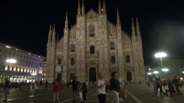 Milan, İtalya-2016 yaklaşık: gece Piazza Duomo Milan, İtalya, 50 kare/sn, gerçek zamanlı