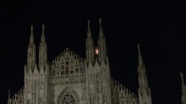 Milan, İtalya-2016 yaklaşık: gece Piazza Duomo Milan, İtalya, 50 kare/sn, gerçek zamanlı
