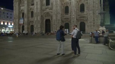 Milan, İtalya-2016 yaklaşık: gece Piazza Duomo Milan, İtalya, 50 kare/sn, gerçek zamanlı