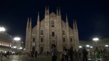 Milan, İtalya-2016 yaklaşık: gece Piazza Duomo Milan, İtalya, 50 kare/sn, gerçek zamanlı