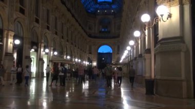 Milan, İtalya - 21 Mayıs: Galleria Vittorio Emanuele II yukarıda da görüleceği Milan'da benzersiz görünümü. 1875 yılında inşa bu gallery, Milan.50fps, gerçek zamanlı olarak en popüler alışveriş bölgelerine biridir