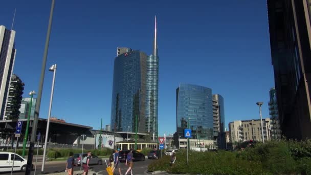 Milano, Italien, 2016: Unicredit Tower och skyskrapor Porta Garibaldi, vertikal skog och tornet Solaria, 50fps, realtid — Stockvideo