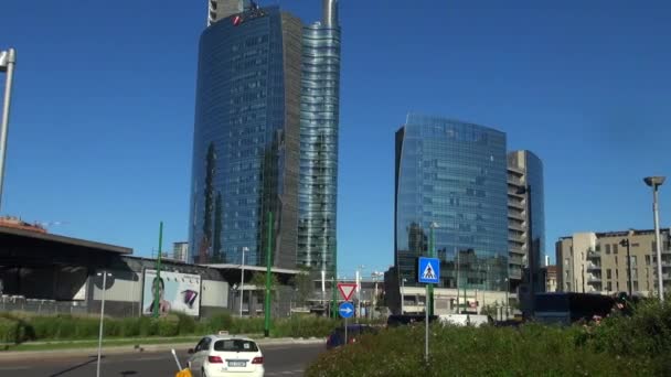 Милан, Италия, 2016: Unicredit Tower and skyscrapers of Porta Garibaldi, Vertical Forest and tower Solaria, 50fps, real time — стоковое видео