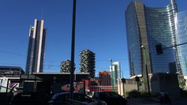 Milano, Italien, 2016: Unicredit Tower och skyskrapor Porta Garibaldi, vertikal skog och tornet Solaria, 50fps, realtid — Stockvideo