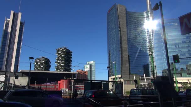 Milano, Italien, 2016: Unicredit Tower och skyskrapor Porta Garibaldi, vertikal skog och tornet Solaria, 50fps, realtid — Stockvideo