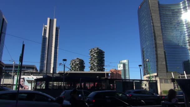 Milão, Itália, 2016: Unicredit Tower and skyscrapers of Porta Garibaldi, Vertical Forest and tower Solaria, 50fps, em tempo real — Vídeo de Stock