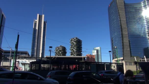 Milaan, Italië, 2016: Unicredit toren en wolkenkrabbers van Porta Garibaldi, verticale bos en toren Solaria, 50fps, real-time — Stockvideo