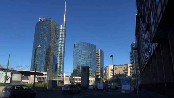 Miláno, Itálie 2016: Unicredit věž a mrakodrapy Porta Garibaldi, vertikální lesů a věž Solarii, 50fps, reálném čase — Stock video