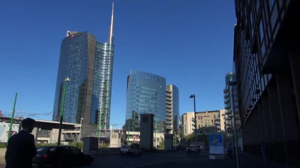 Milano, Italien, 2016: Unicredit Tower och skyskrapor Porta Garibaldi, vertikal skog och tornet Solaria, 50fps, realtid — Stockvideo