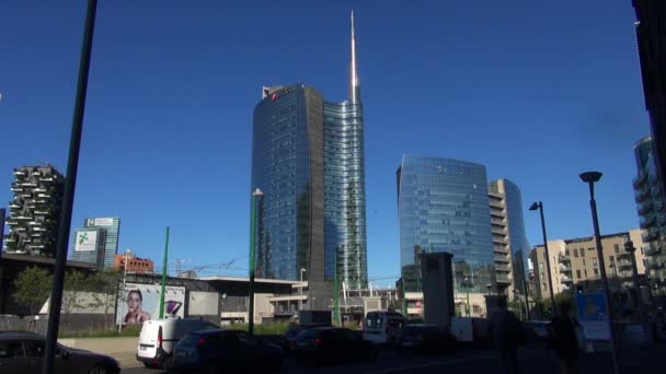 Milano, Italia, 2016: Torre Unicredit e grattacieli di Porta Garibaldi, Bosco Verticale e torre Solaria, 50fps, in tempo reale — Video Stock
