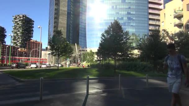 Milano, Italien, 2016: Unicredit Tower och skyskrapor Porta Garibaldi, vertikal skog och tornet Solaria, 50fps, realtid — Stockvideo