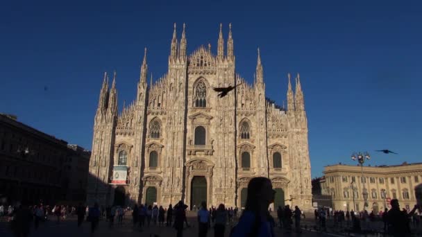 Milán - Itálie, cca 2016, krásná katedrála Duomo při západu slunce se oranžová sluneční světlo v Miláně, mezník fasáda den, 50fps, reálném čase — Stock video