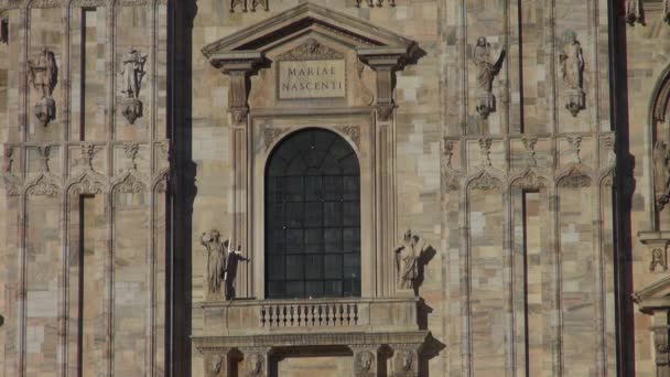 Мілан-Мілан Італія, circa 2016 року красивий собор Дуомо на захід сонця з помаранчевої сонячного світла в Мілані, Орієнтир фасад день, 50 кадрів в секунду, реального часу — стокове відео