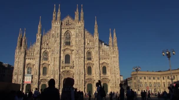 MILAN - ITALY, sekitar tahun 2016, Beautiful Duomo Cathedral saat matahari terbenam dengan sinar matahari oranye di Milan, tengara di depan oleh hari, 50fps, real time — Stok Video