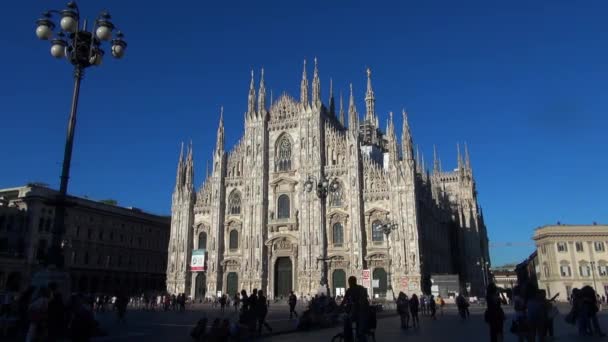 MILÃO - ITÁLIA, por volta de 2016, bela Catedral Duomo ao pôr-do-sol com luz solar laranja em Milão, marco fachada por dia, 50fps, em tempo real — Vídeo de Stock