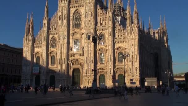 Milano - İtalya, 2016, Milano, Simgesel Yapı cephe gün, 50 kare/sn, gerçek zamanlı turuncu güneş ışığı ile gün batımında güzel Duomo Katedrali yaklaşık — Stok video