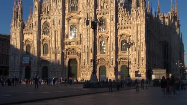 MILÁN - ITALIA, circa 2016, Hermosa Catedral del Duomo al atardecer con luz solar naranja en Milán, histórica fachada de día, 50fps, en tiempo real — Vídeo de stock