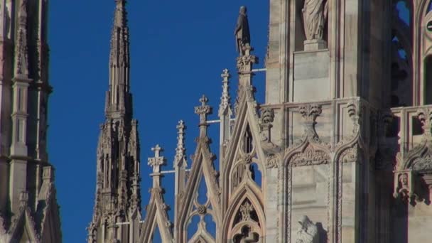 MILÁN - ITALIA, circa 2016, Hermosa Catedral del Duomo al atardecer con luz solar naranja en Milán, histórica fachada de día, 50fps, en tiempo real — Vídeo de stock