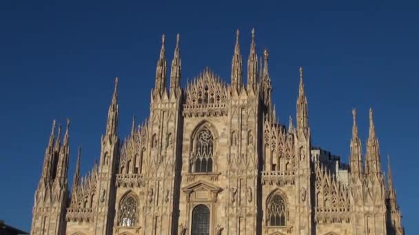 Milano - İtalya, 2016, Milano, Simgesel Yapı cephe gün, 50 kare/sn, gerçek zamanlı turuncu güneş ışığı ile gün batımında güzel Duomo Katedrali yaklaşık — Stok video