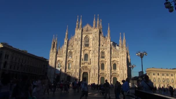 MILAN - ITALIE, circa 2016, Belle cathédrale Duomo au coucher du soleil avec lumière du soleil orange à Milan, façade historique de jour, 50ips, en temps réel — Video