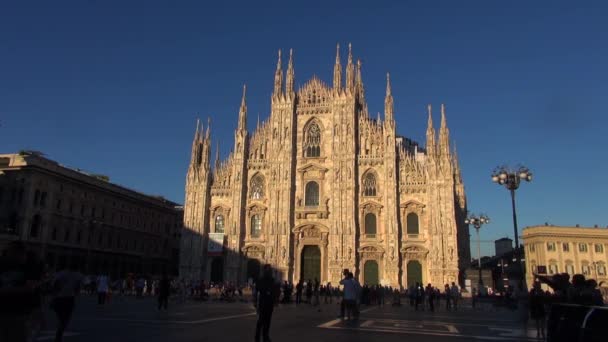 MILÁN - ITALIA, circa 2016, Hermosa Catedral del Duomo al atardecer con luz solar naranja en Milán, histórica fachada de día, 50fps, en tiempo real — Vídeo de stock