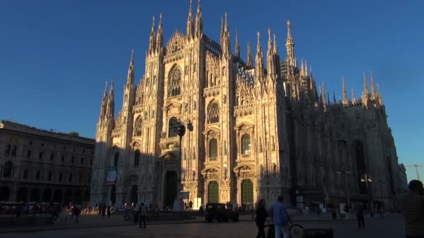 Mailand - Italien, ca. 2016, wunderschöne Dom-Kathedrale bei Sonnenuntergang mit orangefarbenem Sonnenlicht in Mailand, Wahrzeichen Fassade bei Tag, 50fps, Echtzeit — Stockvideo