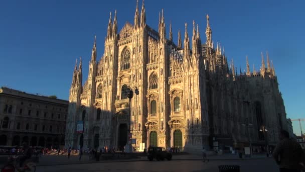 Milano - İtalya, 2016, Milano, Simgesel Yapı cephe gün, 50 kare/sn, gerçek zamanlı turuncu güneş ışığı ile gün batımında güzel Duomo Katedrali yaklaşık — Stok video