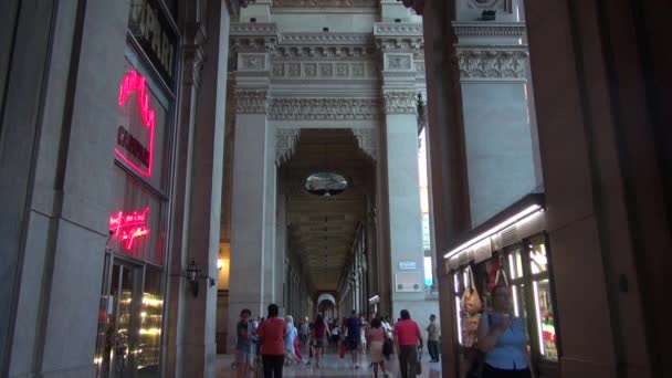 밀라노, 이탈리아-5 월 22 일: 밀라노에 위에서 본 갤러리아 비토리오 에마누엘레 2 세의 고유 볼 수 있습니다. 1875 년에 지어진이 갤러리는 Milan.50fps, 진짜 시간에서에서 가장 인기 있는 쇼핑 지역 중 하나 — 비디오