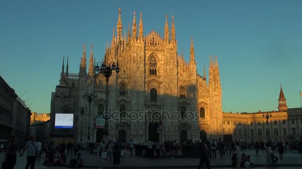 Milán - Itálie, cca 2016, krásná katedrála Duomo při západu slunce se oranžová sluneční světlo v Miláně, mezník fasáda den, 50fps, reálném čase — Stock video