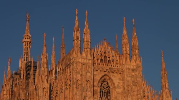 Milano - İtalya, 2016, Milano, Simgesel Yapı cephe gün, 50 kare/sn, gerçek zamanlı turuncu güneş ışığı ile gün batımında güzel Duomo Katedrali yaklaşık — Stok video