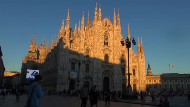 MILÁN - ITALIA, circa 2016, Hermosa Catedral del Duomo al atardecer con luz solar naranja en Milán, histórica fachada de día, 50fps, en tiempo real — Vídeo de stock