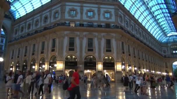 มิลาน, อิตาลี 22 พฤษภาคม: มุมมองที่ไม่ซ้ํากันของ Galleria Vittorio Emanuele II เห็นจากด้านบนในมิลาน สร้างขึ้นในปี 1875 แกลเลอรี่นี้เป็นหนึ่งในแหล่งช้อปปิ้งที่นิยมมากที่สุดในมิลาน 50fps, เวลาจริง — วีดีโอสต็อก