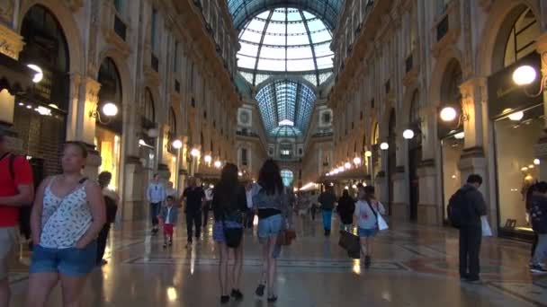 MILÁN, ITALIA - 22 DE MAYO: Vista única de la Galleria Vittorio Emanuele II vista desde arriba en Milán. Construida en 1875, esta galería es una de las zonas comerciales más populares de Milán.50fps, en tiempo real — Vídeo de stock