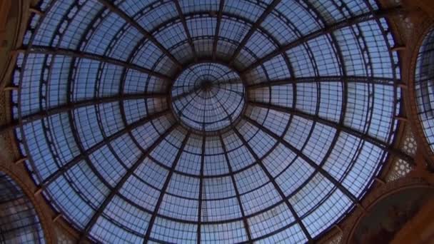 MILAN, ITALY - MAY 22: Pemandangan unik Galleria Vittorio Emanuele II terlihat dari atas di Milan. Dibangun pada tahun 1875 galeri ini adalah salah satu yang paling populer daerah perbelanjaan di Milan.50fps, real time — Stok Video