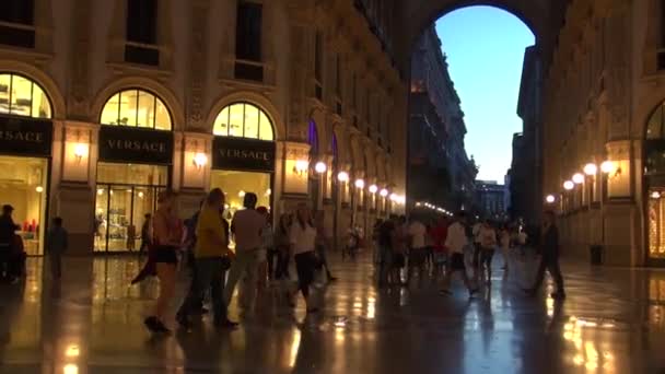 MILANO, ITALIA - 22 MAGGIO: Veduta unica della Galleria Vittorio Emanuele II vista dall'alto a Milano. Costruita nel 1875 questa galleria è una delle zone commerciali più popolari di Milano. 50fps, in tempo reale — Video Stock